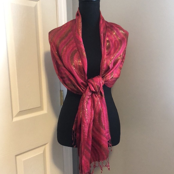 Shimmering scarf/wrap - Picture 2 of 3